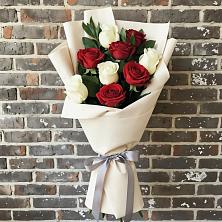 Букет красно-белые розы в Темиртау Букет цветов из:  Розы в Темиртау