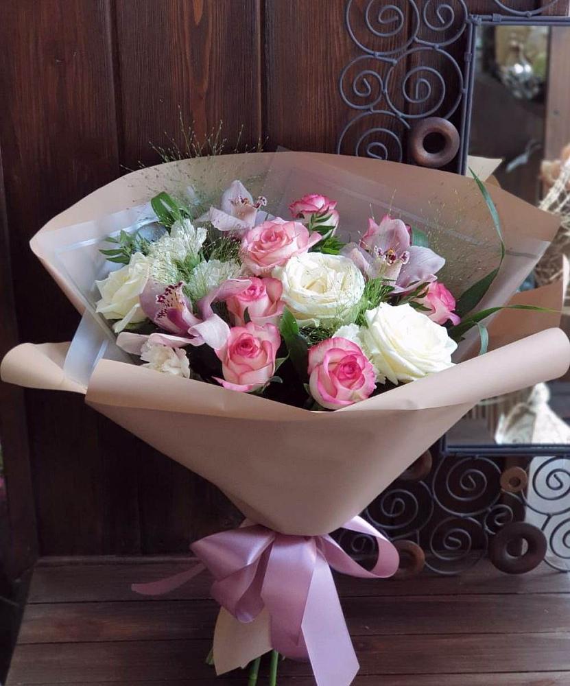 Букет цветов из: Гвоздики, Орхидеи, Розы и Хризантемы в Темиртау