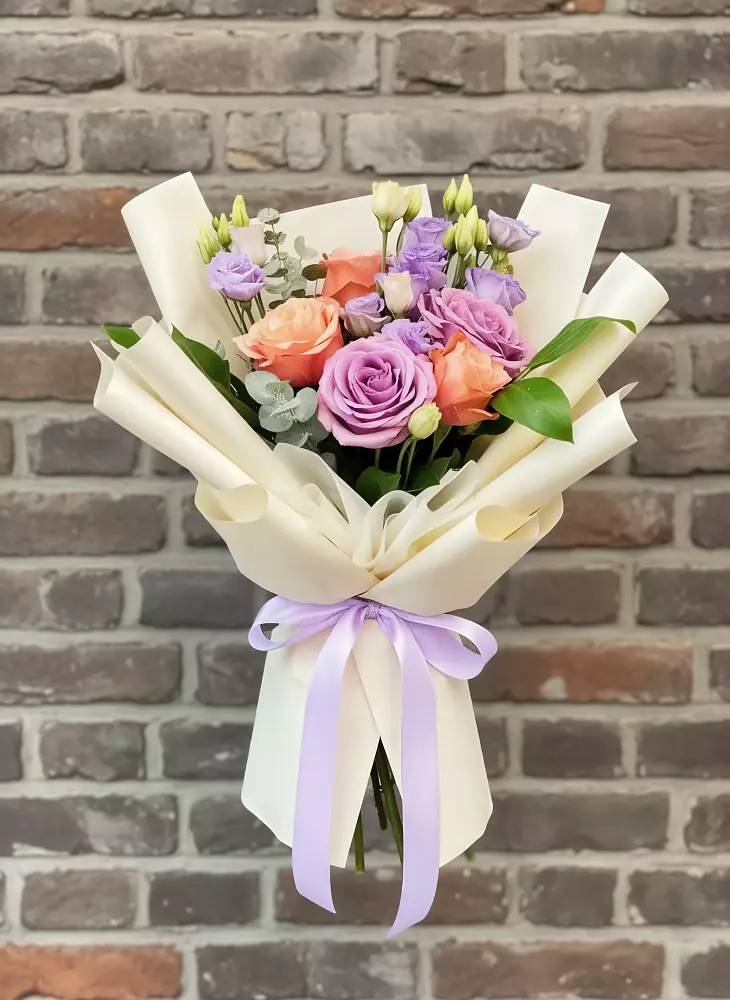 Букет цветочные ноты в Темиртау Букет цветов из: Лизиантусы и Розы в Темиртау