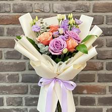 Букет цветочные ноты в Темиртау Букет цветов из:  Лизиантусы и Розы в Темиртау