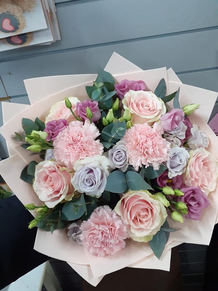 Букет обаятельный в Темиртау Букет цветов из: Розы, Гвоздики и Лизиантусы в Темиртау